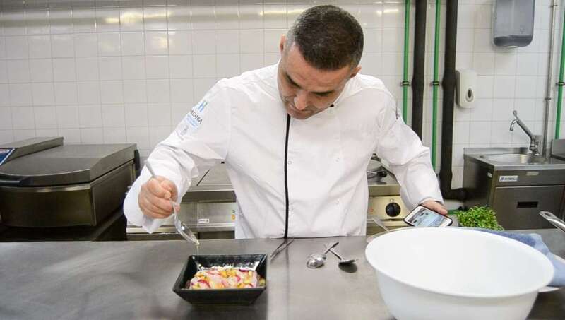 Imagen de uno de los procesos de creación de la nueva carta del Bistro Escuela de Melenara (Foto TA)